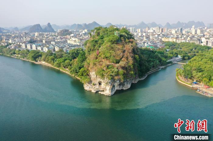 【美丽中国·网络媒体生态行】航拍桂林象鼻山秋季景观