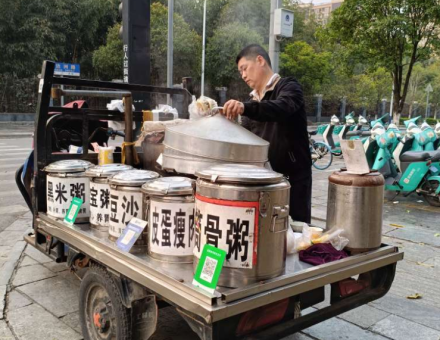 五里店这位大叔的流动早餐味道不错