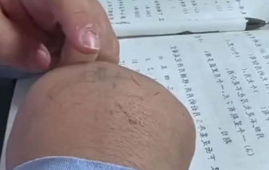 萌化了！萌娃用小胖爪記“大小月”順口溜，媽媽靈魂發(fā)問(wèn)：能看出來(lái)大小不