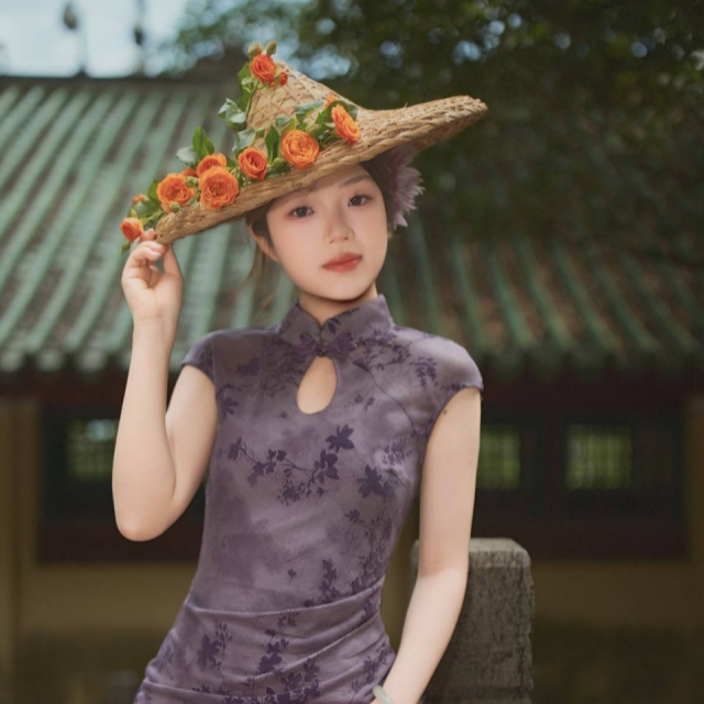 斗笠配旗袍，混搭。