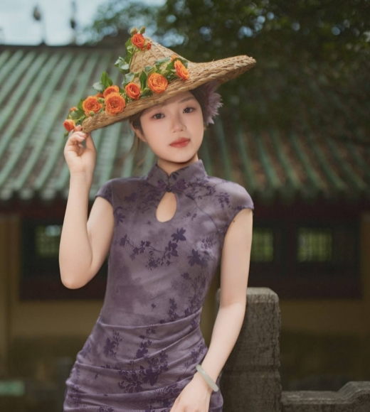 斗笠配旗袍，混搭。