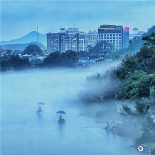 江面上的平流雾