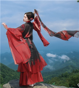 雾锁青山，红衣破雾