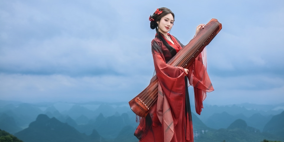 雾锁青山，红衣破雾