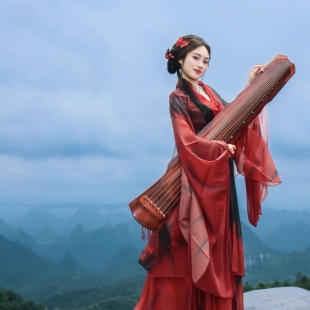 雾锁青山，红衣破雾
