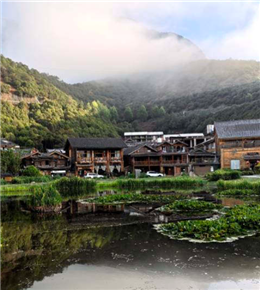 泸沽湖边的摩梭人家