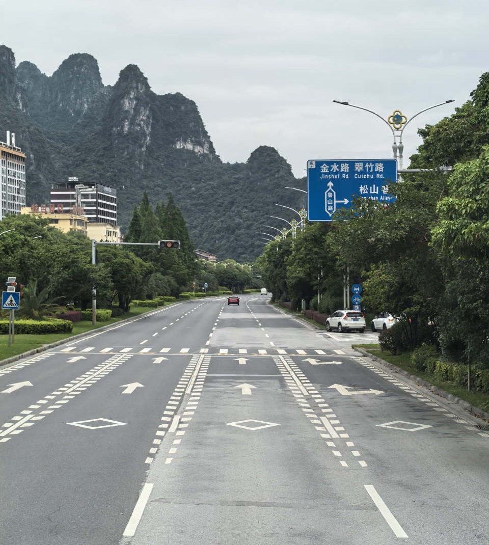 公车上看机场路，美不止山水间