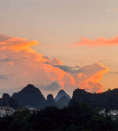 暮色栖峰峦