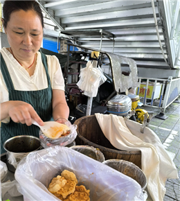 妹子桥下谋生活