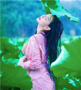 雁山区陶人在荷中，荷在雨中！