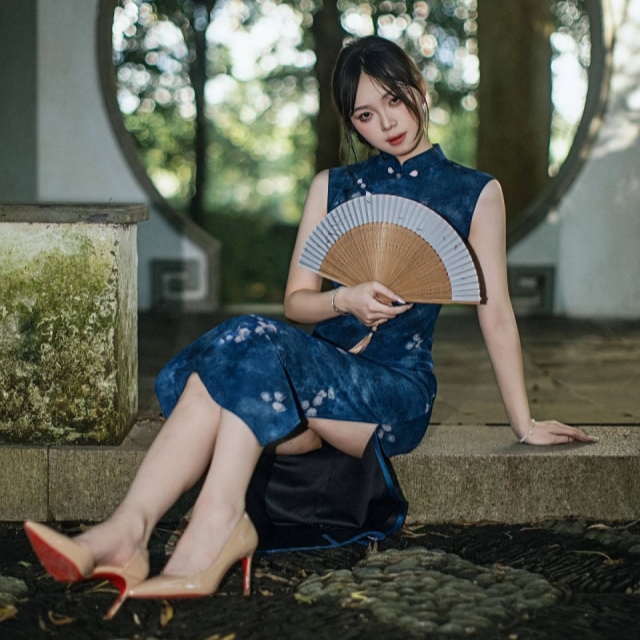 青衣折扇，夏日绿荫