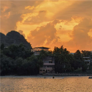 群峰沉暮色，流水揽残霞
