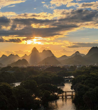 山河向晚，人间安闲