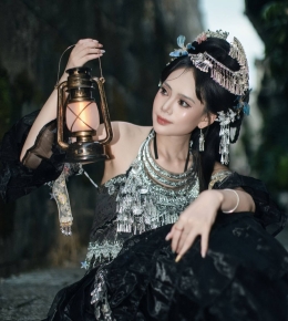  黑银苗女