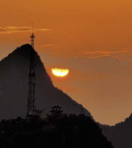 峰影连天阔，残阳染远岑