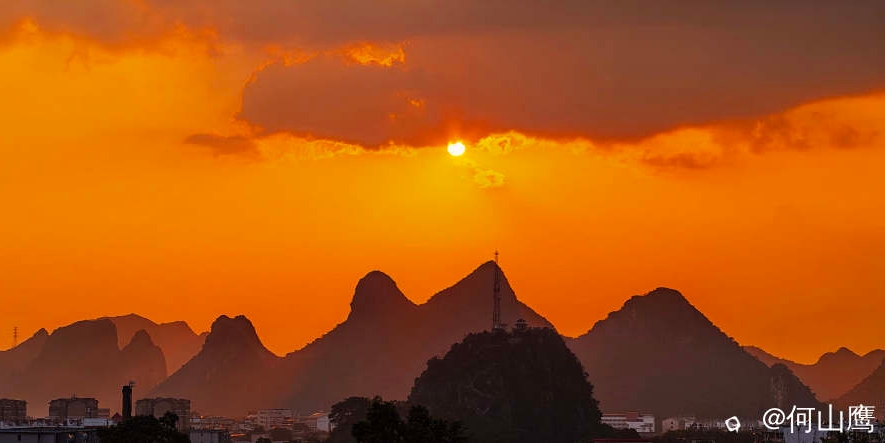 峰影连天阔，残阳染远岑