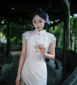 一袭素旗袍