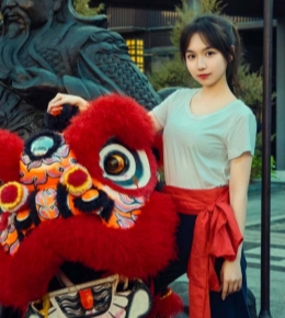 醒狮遇上美女，手机也得薅几张