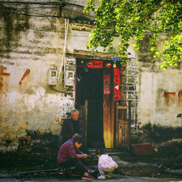 《老宅门前》