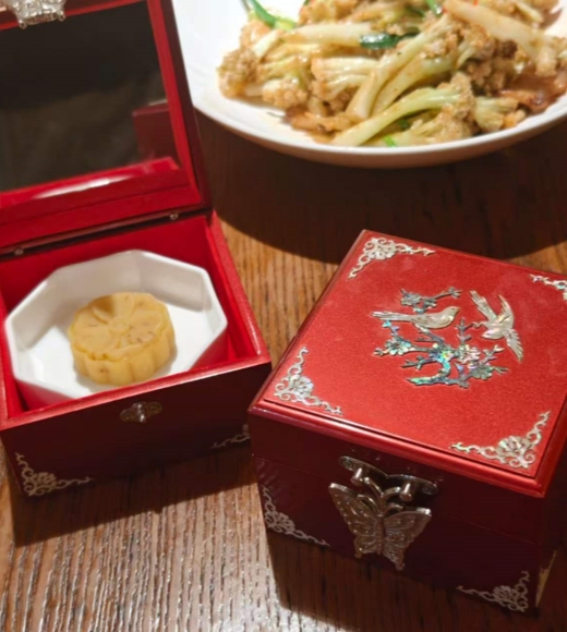 送的桂花糕盒子比本体别致
