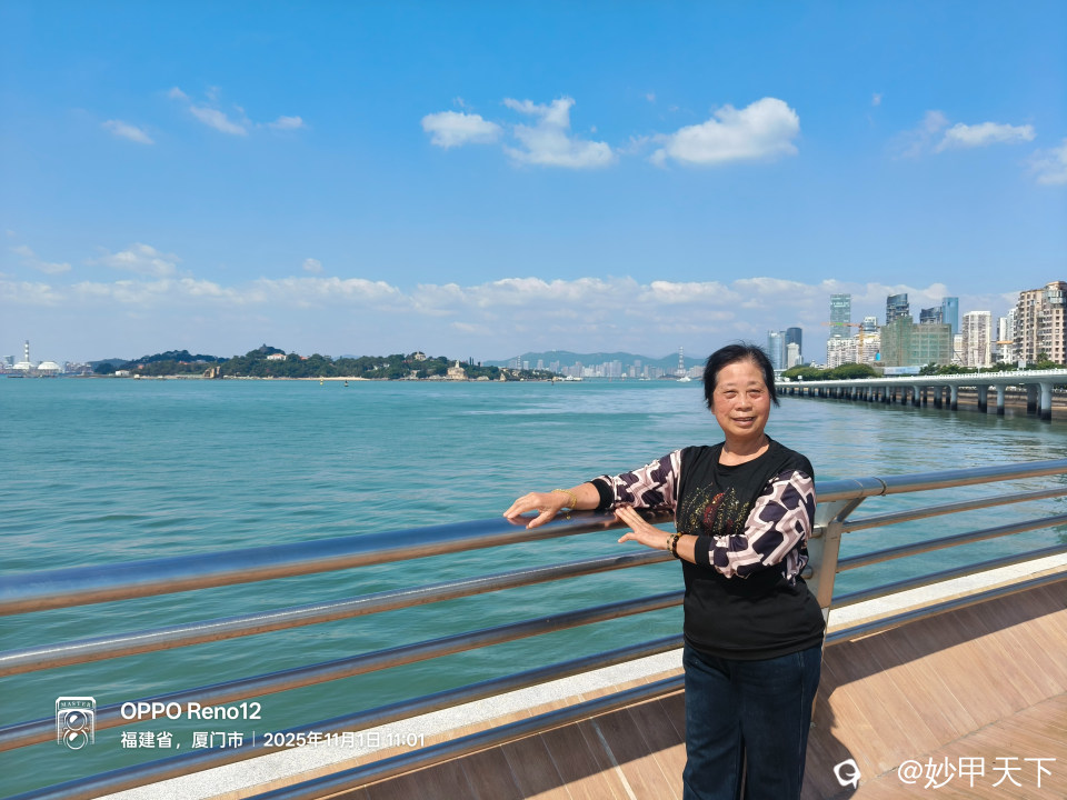 右边是演武大桥，左边是鼓浪屿