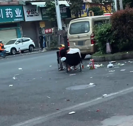 都想对方买单，东莞两男子路边装睡，耗了3小时！店家报警