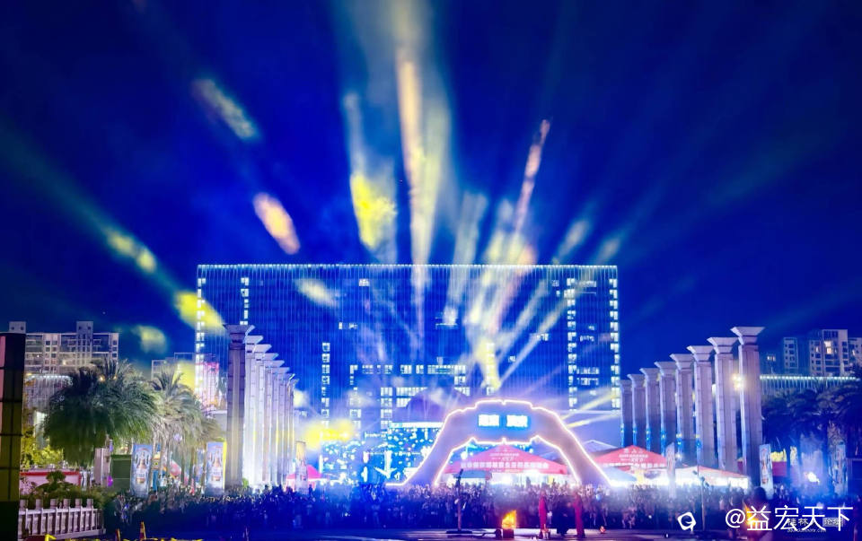 十月，临桂国庆之夜 斜阳照华初，人潮满新都。 天幕泻彩练，街市推酒壶。 仙籁迎娥影，秋风送桂酥。 酣歌动 ...