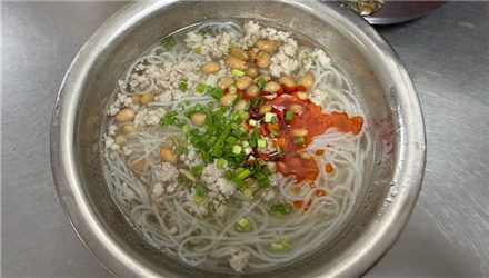 發(fā)現(xiàn)一家超級(jí)干凈衛(wèi)生的紅油米粉店