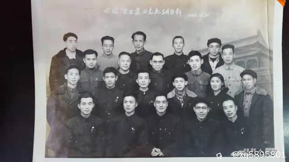 银行员工出差合影