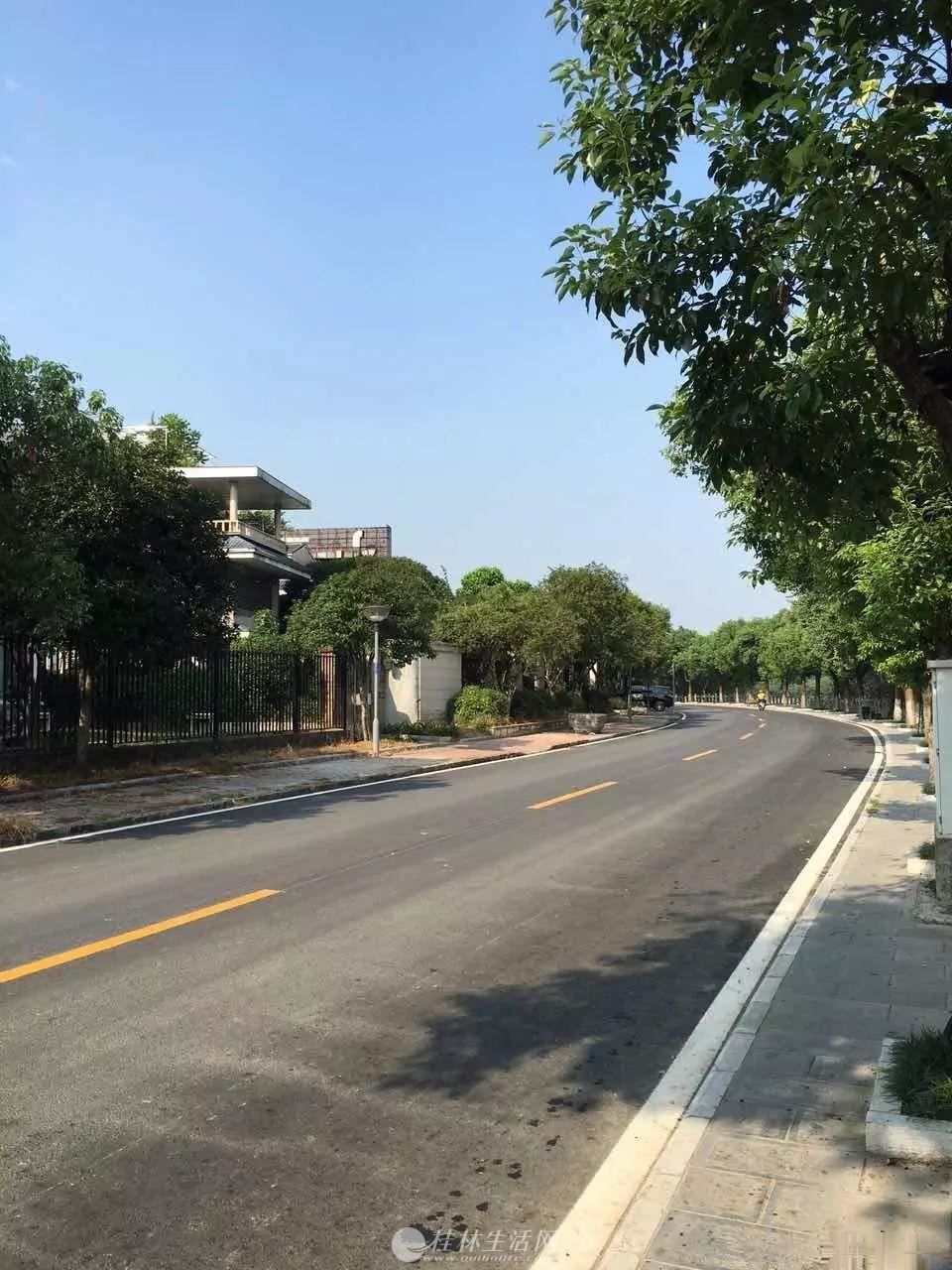 T�콭�Աߣ�һ�߽�������������