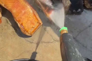 果然邪修就是快啊！男子晒出腊肉清洗妙招！网友：都快吃完了，现在才告诉我