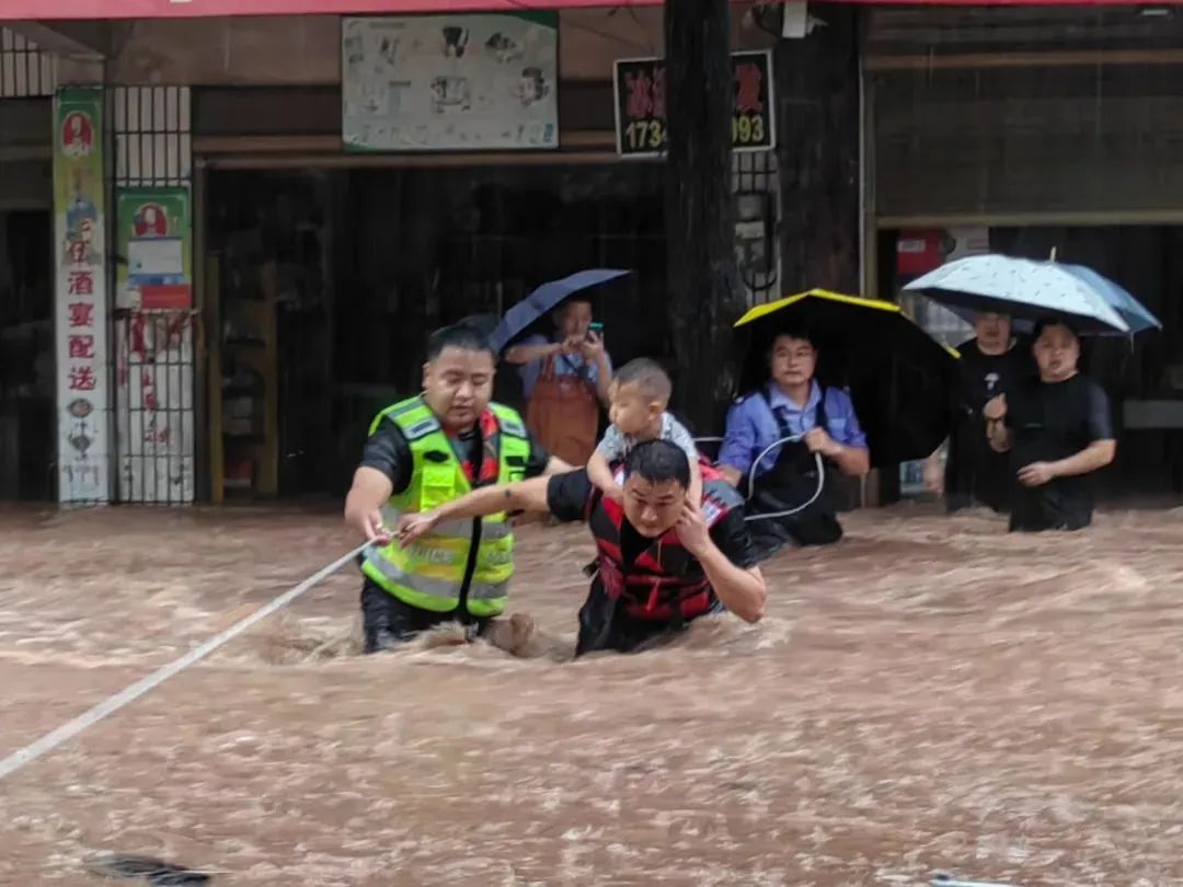 “帅不帅？”“帅！注意安全！”