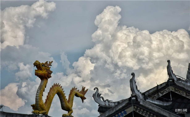 风雷动，蛟龙翻腾震四海！