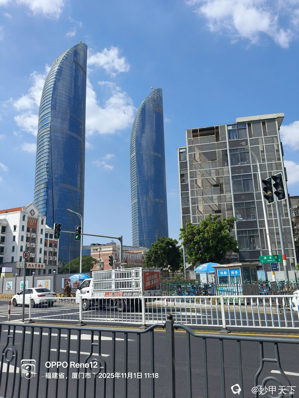 厦门世贸双子塔脚下的演武大桥