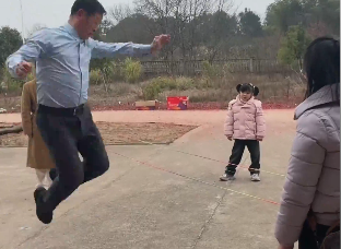 真?老當(dāng)益壯！大叔穿正裝跳皮筋，動(dòng)作優(yōu)美絲滑！網(wǎng)友：這身姿夠我學(xué)一輩子