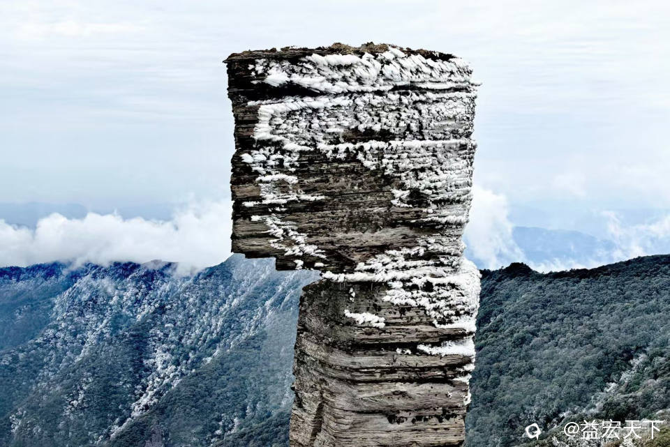 四月，游贵州梵净山 琼枝云里行，素蕊山凌空。 顶天而不毁，立地亦独隆。 亿载菇石兀，万客朝圣中。 暮鼓传 ...