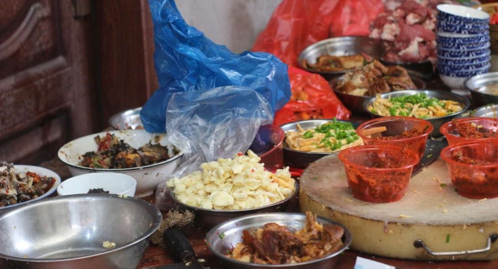 當年夜飯碰上結(jié)婚酒，全寨子一起過大年！