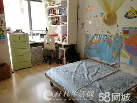 ����ѧ������·�����С����������װ��10ƽ���ߵ���50ƽ��¶̨��