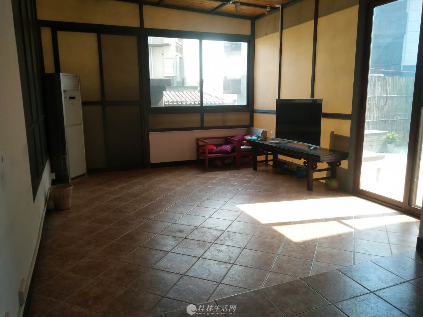 ���ⰲ�����ͳ��콭�� ��װ4��2��2�����д�¶̨ʵ��180ƽ3500��