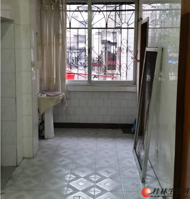  ����·��ʳ����������2¥�е�װ�� 2��1��1�� 65ƽ�׳���