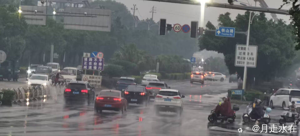 雨中龙门桥头因路烂失修更拥堵！