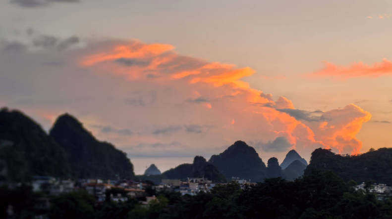 暮色栖峰峦