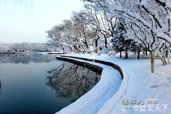 三月，春雪 春寒雪连绵，正逢三月天。 玉沙添好景，琼芳复春田。 璇花盈阶白，飞絮满地鲜。 笑余游玩客，兴 ...