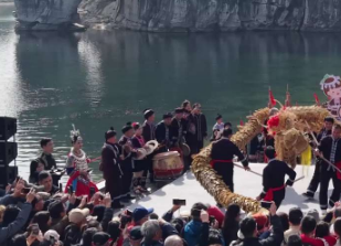 歡慶侗年&middot;品味龍勝，中外游客載歌載舞，象鼻山前共慶侗族新年