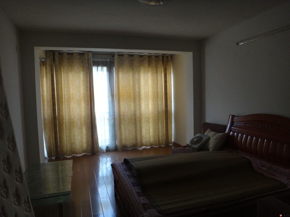 D������ѧ�� �ںͷ羰 4��2��  180ƽ�� 2300Ԫ ��ʽ¥