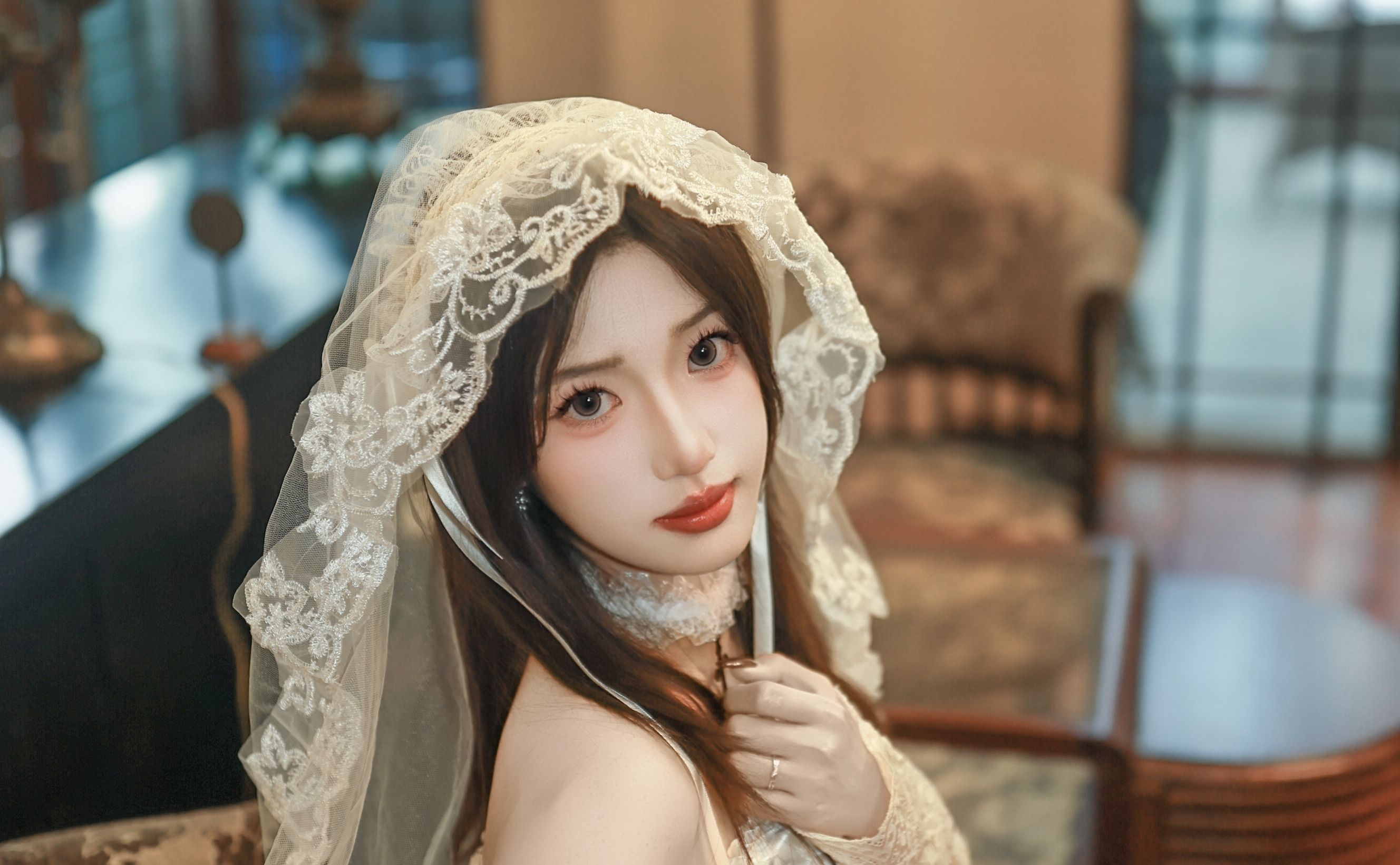 頭紗遮半面，心事與月色同緘