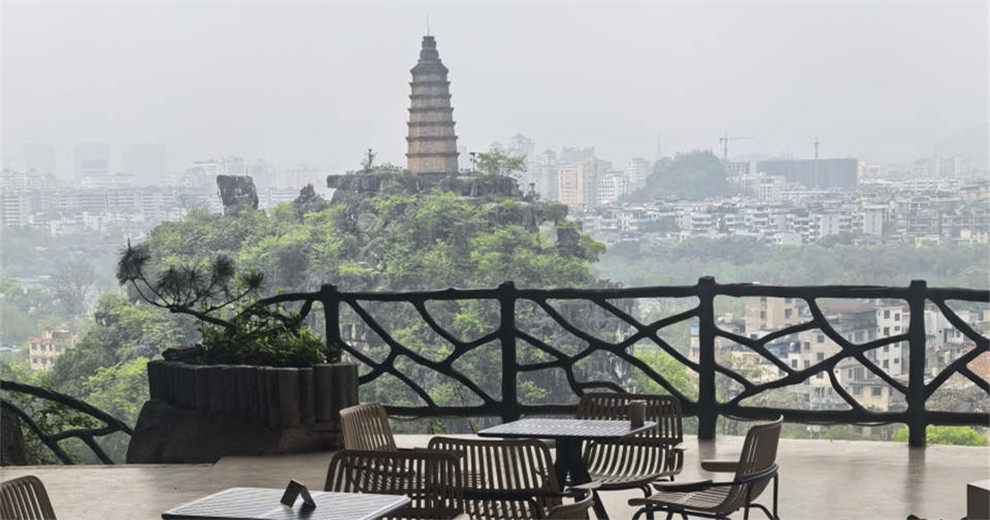 登穿山一览众山小，途东江漓水塔山畔