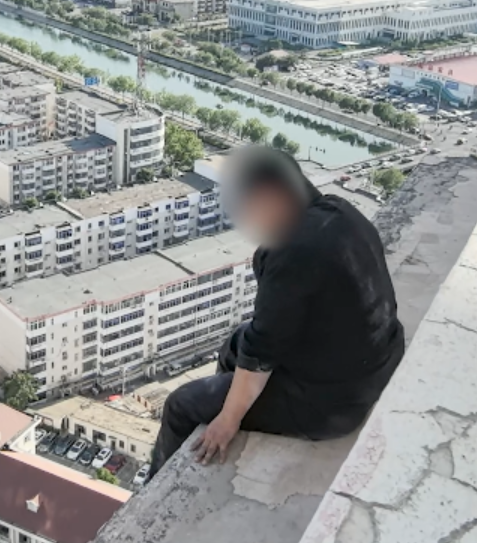 他坐在31楼外大哭，此时妈妈打来了电话……
