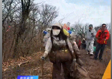 这世界总有人在缝缝补补！90后女生热爱爬山顺带捡垃圾
