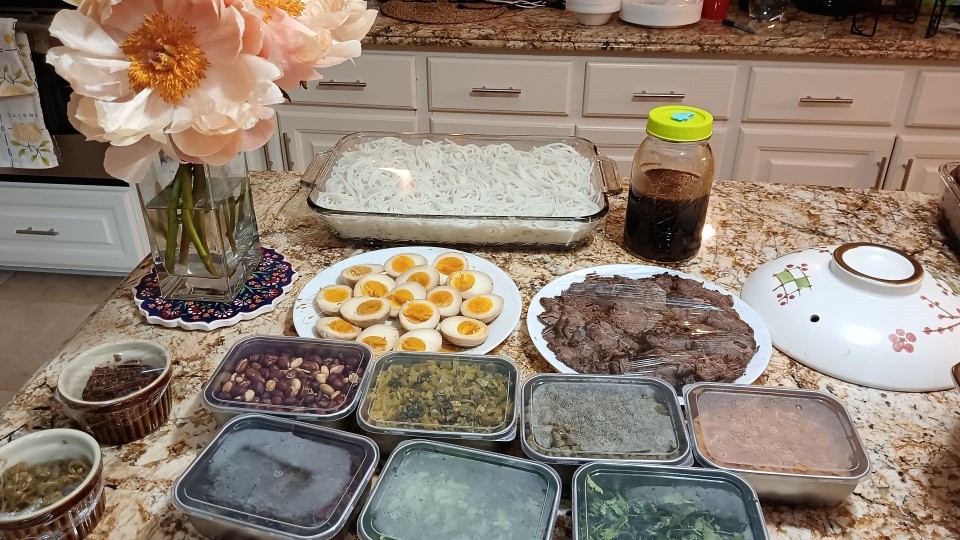 周末聚餐，邀请朋友们来尝尝桂林凉拌米粉